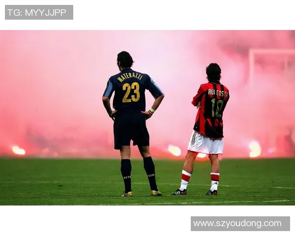 绿茵场上孤独英雄背影定格瞬间诉说无尽热爱