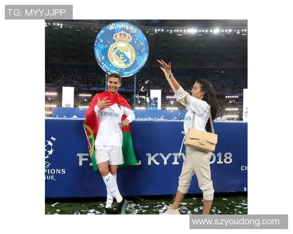 足球巨星亲吻奖杯瞬间 定格荣耀与梦想的完美交汇